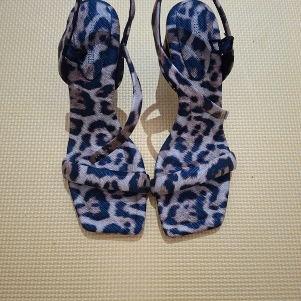 Stradivarius Blue Leopard Print Sandals